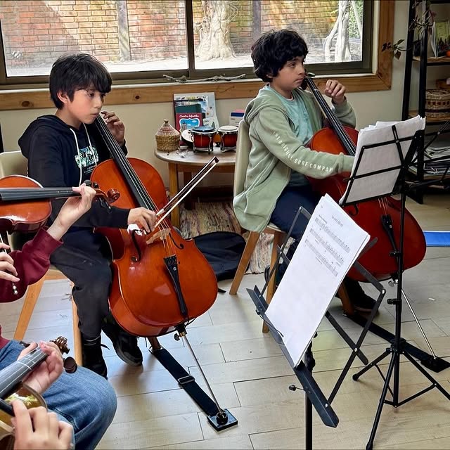 Niños trabajando en la huerta